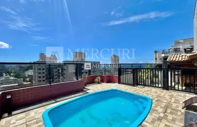 Cobertura no guarujá, enseada, 2 quartos, sala para 2 ambientes, churrasqueira, piscina e sacada - mercuri imóveis - imobiliária no guarujá