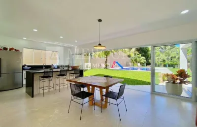 Residência de alto padrão com 4 quartos e piscina no condomínio jardim acapulco