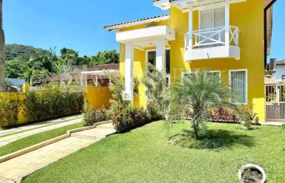 Casa no guarujá, balneário praia do pernambuco , 3 quartos, sala para 3 ambientes, sacada e piscina  - mercuri imóveis - imobiliária no guarujá