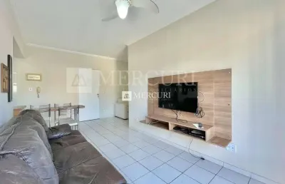 Apartamento no guarujá, enseada, 2 quartos e sacada com vista parcial do mar - mercuri imóveis - imobiliária no guarujá
