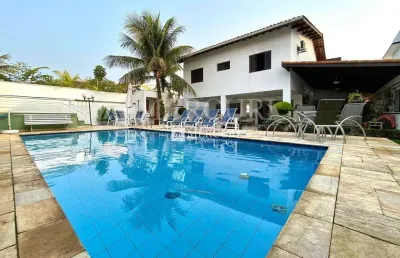Espaçosa casa com 6 quartos e área de lazer no condomínio jardim acapulco