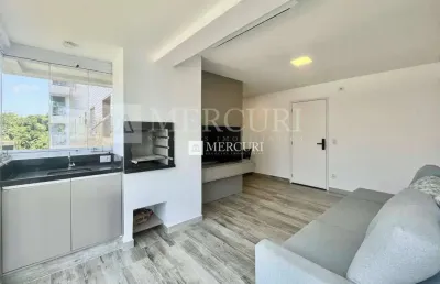 Apartamento no guarujá, astúrias, 2 quartos, sala integrada e varanda gourmet com churrasqueira - mercuri imóveis - imobiliária no guarujá