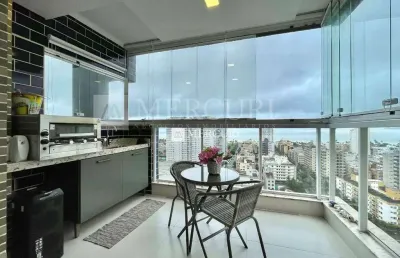 Apartamento no guarujá, enseada, 2 quartos, sala para 2 ambientes e varada gourmet - mercuri imóveis - imobiliária no guarujá