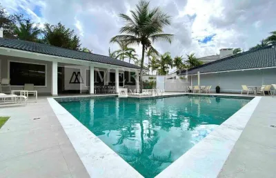 Casa repaginada com 5 suítes e lazer completo no jardim acapulco