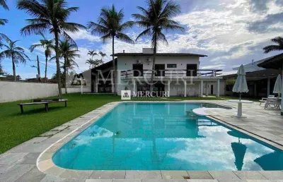Casa rústica com piscina e campo de futebol no condomínio jardim acapulco- mercuri imóveis - imobiliária no guarujá
