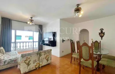 Apartamento no guarujá, enseada, 2 quartos, sala para 2 ambientes e sacada - mercuri imóveis - imobiliária no guarujá