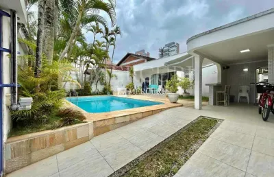 Casa no guarujá, enseada, região central park, à 200 metros da praia, 3 suítes à venda.