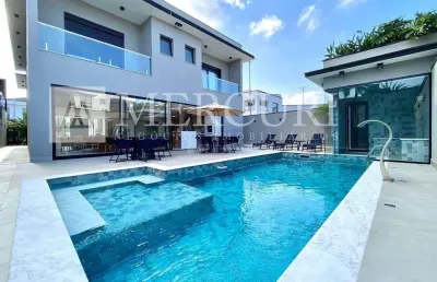 Casa no guarujá, condomínio jardim acapulco, casa conceito moderno, sofisticada e finamente decorada