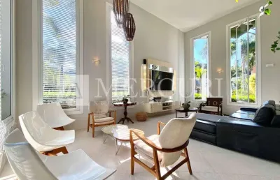 Casa no guarujá, condomínio fechado, amplo espaço de lazer, piscina.