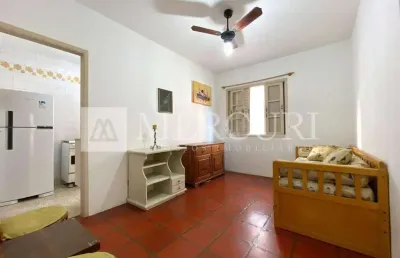 Apartamento no guarujá, astúrias, 1 dormitório e com condomínio baixo.- mercuri imóveis - imobiliária no guarujá
