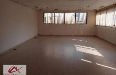 Sala comercial com 2 banheiros e uma vaga de garagem.