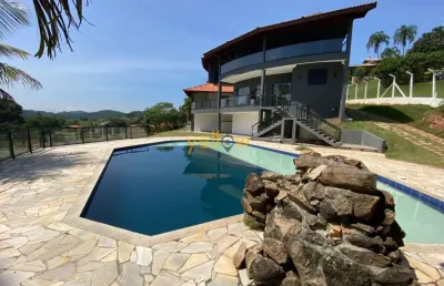 Casa em condomínio fechado em guararema com 4 suítes e 212m² de área útil por r$2,5 mi - venda e locação