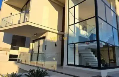 Casa luxuosa em arujá: 4 suítes em condomínio fechado