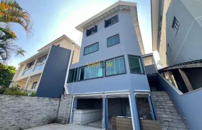 Casa em arujazinho iv: 3 suítes e 5 banheiros para locação