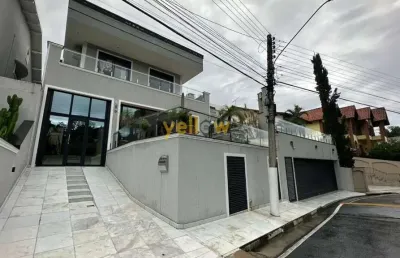 Casa luxuosa em arujázinho iv: 4 suítes e 8 banheiros