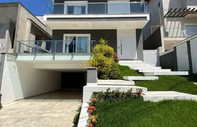 Casa luxuosa em condomínio em arujá: 3 suítes e 300m²