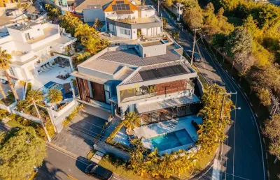 Casa luxuosa em arujá: 4 suítes em condomínio fechado