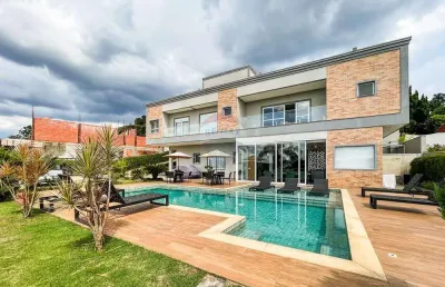 Luxuosa residência com 5 suítes, lazer completo e conforto incomparável