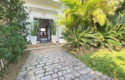 Apartamento apenas 50 metros da praia com vista para o mar.
