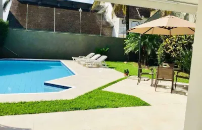 Casa de alto padrão no condomínio acapulco – 4 suítes, piscina e lazer completo