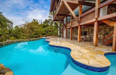 Casa à venda á 150 metros da praia do iporanga - guarujá/sp