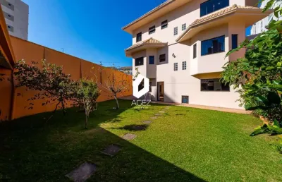 Casa com 4 amplos quartos, suíte e closet no portão, terreno amplo e ensolarado.