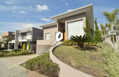 Casa em condomínio com 6 suítes, área gourmet e 4 vagas de garagem!