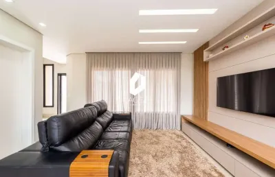 Casa em condomínio a venda com 03 suítes, quintal e terraço amplo com área gourm