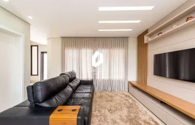 Casa em condomínio a venda com 03 suítes, quintal e terraço amplo com área gourm