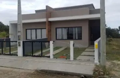 Casa geminada de 3 dormitórios, sendo 1 suíte, semi-mobiliado, a 350 metros do m