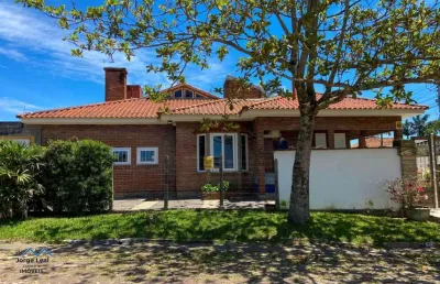 Casa com 3 quartos à venda na Rua Tranquedo Neves, 290, Centenário, Torres