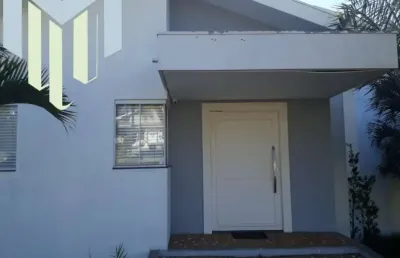 Casa à venda em condomínio portal da serra , marília com 04 suítes ,piscina , área gourmet, portaria e ronda 24 hr.