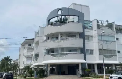 Belíssimo apartamento em jurerê internacional, apenas 600 metros da praia!