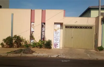 Bela casa no santa paula com um salão comercial na frente.