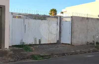 Terreno murado com portão e concertina no jardim embaré,