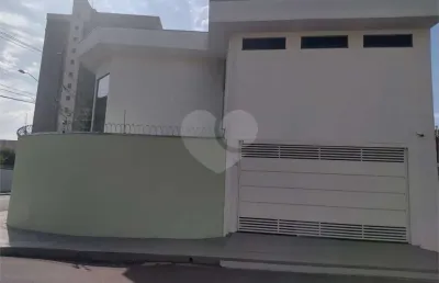 Casa com 3 quartos para alugar na Alameda das Hortências, 20, Cidade Jardim, São Carlos