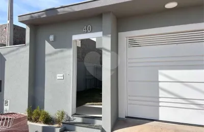 Casa aconchegante com 3 quartos, sendo 1 suíte á venda