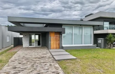 Casa 04 suítes em condomínio fechado em capão novo - rs