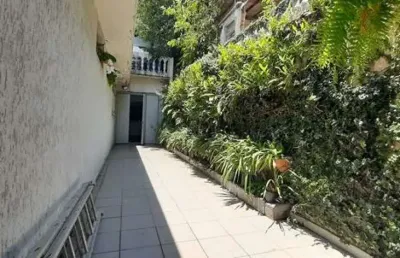 Casa térrea, com quintal, e varias vagas de garagem - fl22