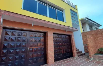 Vendo lindo sobrado, 3 dorms, 1 suite, 4 vagas, quintal - fl22