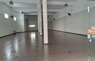 Salão comercial com 260 m2 e pé direito de 5 m fl26