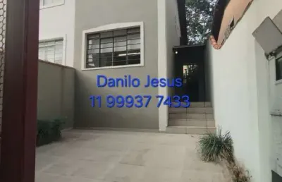 Sobrado com 3 dormitórios, 2 banheiros e 2 vagas. fl51