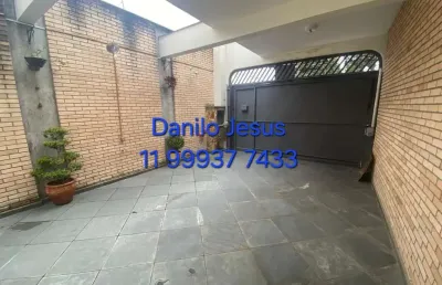 Sobrado com 3 dormitórios,  3 banheiros, 2 vagas de garagem coberta com portão eletrônico. fl51.