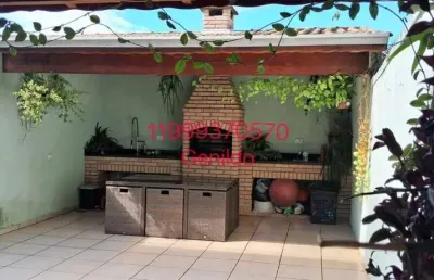 Casa com 3 suites 1 com sacada  3 vagas de garagem quintal com churrasqueira 8 minutos do metro fl55