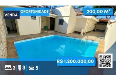 Casa térrea 200 m², três dormitórios sendo uma suíte, quintal com piscina