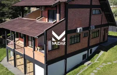 Chácara com 2 casas semimobiliada e piscina no contorno