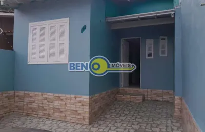 Casa reformada e semi mobiliada com 2 dormitórios e amplo espaço externo