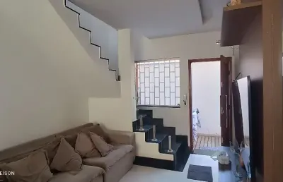 Casa geminada coletiva 2 quartos e 2 banheiros e 1 vaga livre, coberta e demarcada