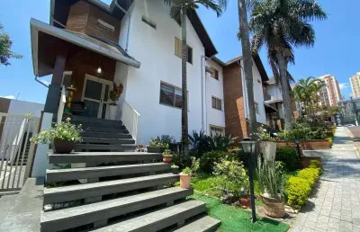 Sobrado em cond fechado no jd têxtil, 03 suítes, 06 vagas, piscina, churrasqueira !