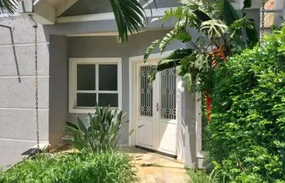 Casa em cond fechado em aruã, 04 dormitórios, 02 suítes, piscina, churrasqueira, 06 vagas !!